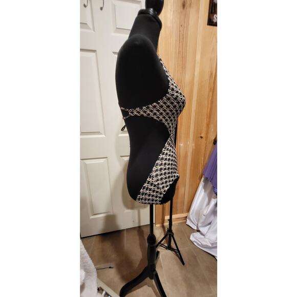 H&M Swimsuit size 4. Nice and clean. - Picture 4 of 7